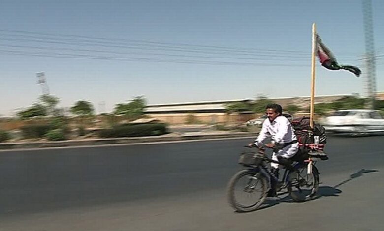 گذر زائر دوچرخه سوار کربلای معلی از سمنان+ فیلم